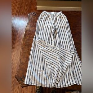 Woman forever 21 cute beach day flowy pants. Size small.